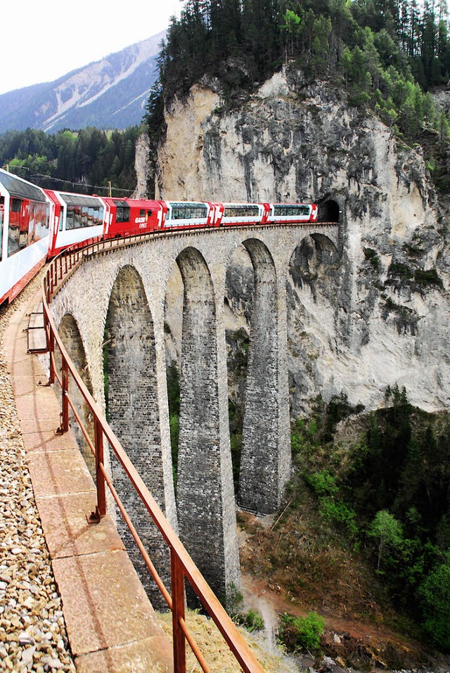 Spektakulr: mit dem Zug durch die Schweizer Bergwelt    | Foto: IGE