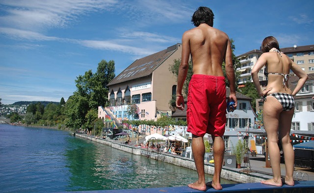 Sprungbereit: Mutige hpfen beherzt ins Wasser.   | Foto: Diemar