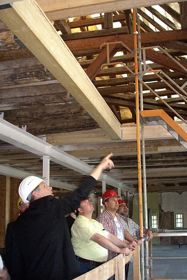 Architekt  Johannes Platt zeigt den Gemeinderten das  Geblk im Dachgeschoss.   | Foto: Irene Br