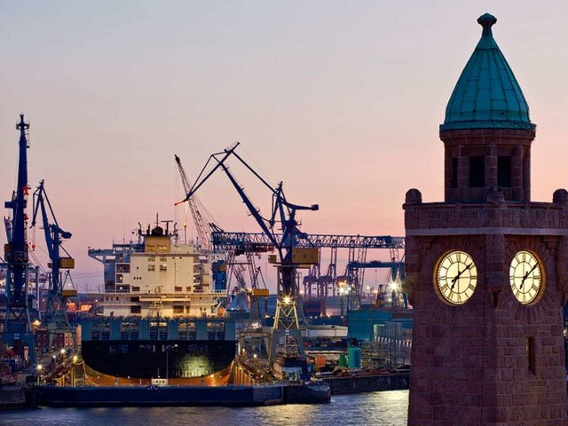 Hamburg: Hafenansicht bei den Landungsbrcken   | Foto: BZ
