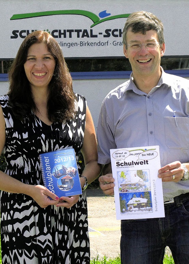 Gemeinsam mit Patricya Albicker vom F...den neu eingefhrten Schulplaner vor.   | Foto: Wilfried Dieckmann