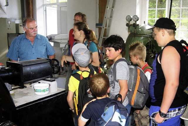 In Aktion: Walter Wrger, der technisc...barschaftsschule seinen Arbeitsplatz.   | Foto: Heiner Fabry