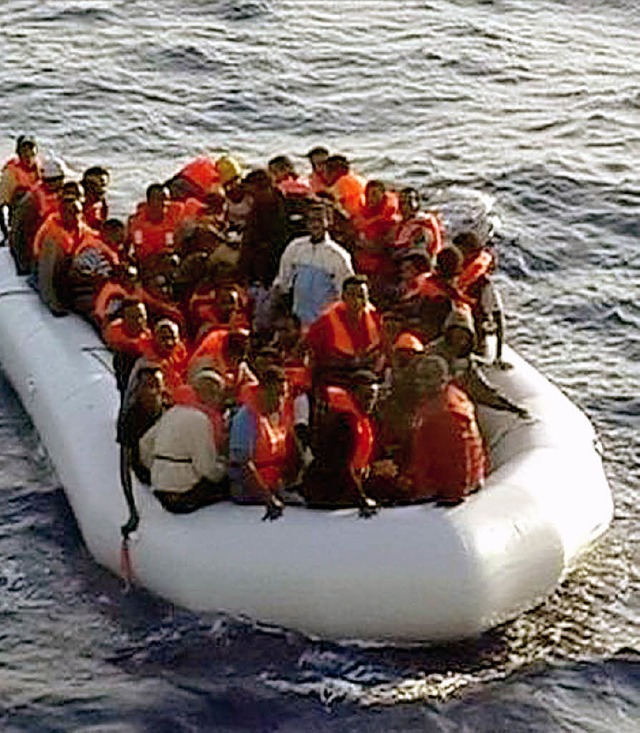 Flchtlinge auf einem Schlauchboot vor der Insel Lampedusa.   | Foto: dpa