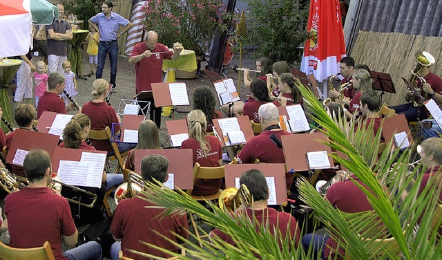 Die Winzerkapelle Jechtingen bei ihrem Serenadenkonzert.  | Foto: R. Vitt