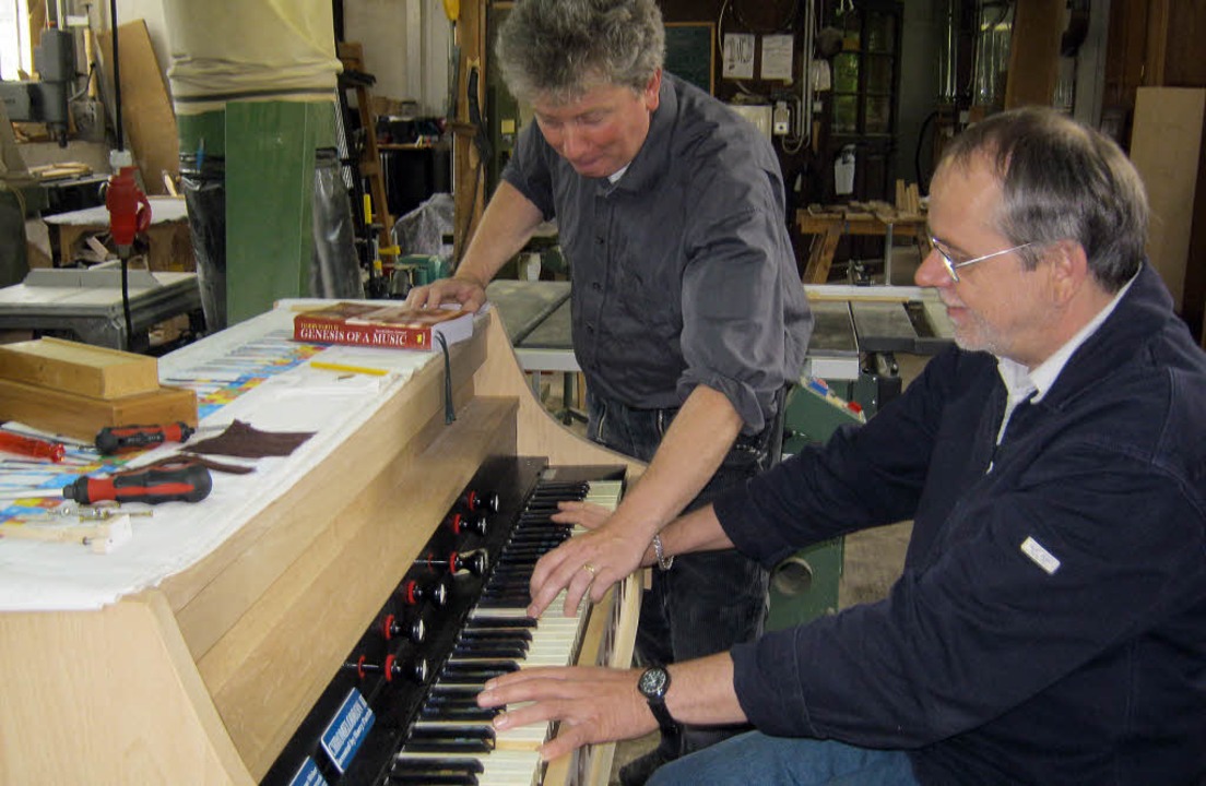 Ulrich Averesch (sitzend) mit seinem P...s Weber beim Testen des Chromelodeons.  | Foto: Anne Freyer