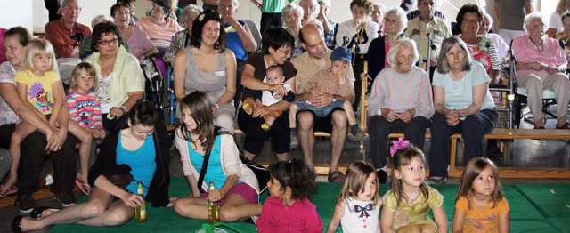 Jung und alt saen im Publikum beim Ta...arten der Mehr Raum fr Kinder gGmbH.   | Foto: Karin Heiss