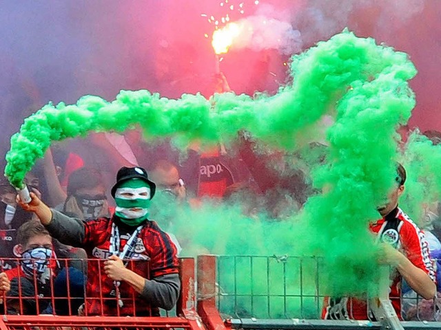 Beim Spiel KSC gegen Eintracht Frankfu...en Frankfurter Fans  Feuerwerkskrper.  | Foto: dpa