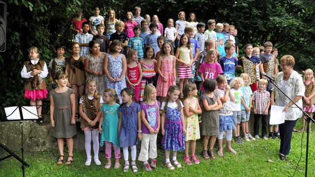 Kinder brachten beim Schulfest allerle... Rektorin Annerose Lauer (r.) freute.   | Foto: Wolfgang Knstle