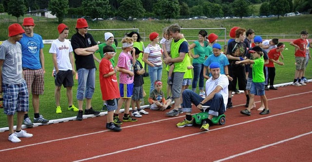 Alt sah so mancher Vater im Vergleich ... Familiennachmittag im Atmos-Stadion.   | Foto: Inken Kramer