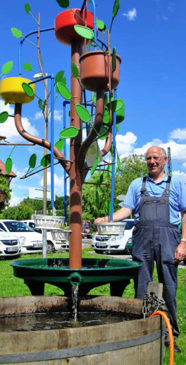 Ein Apfelbaum-Brunnen aus einer alten Obsttrotte.   | Foto: Helena KIefer