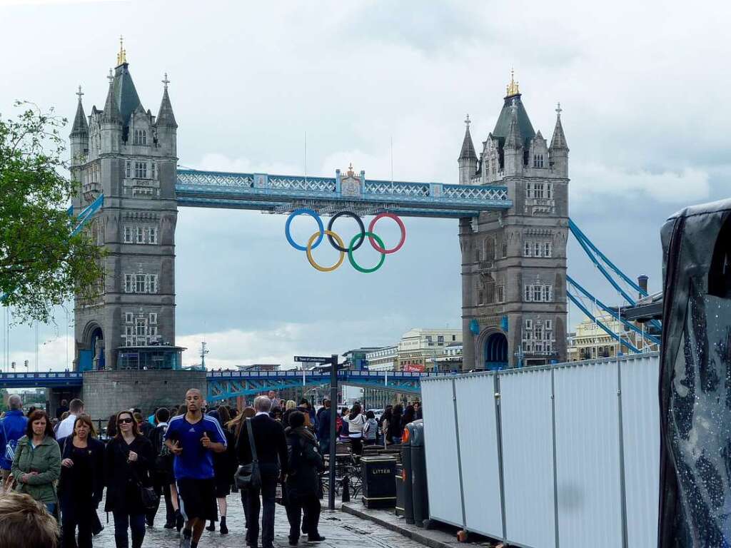 Nachher: Nur einen kleinen Snack spter, hat sich die Tower Bridge mit den  Olympischen Ringen geschmckt.