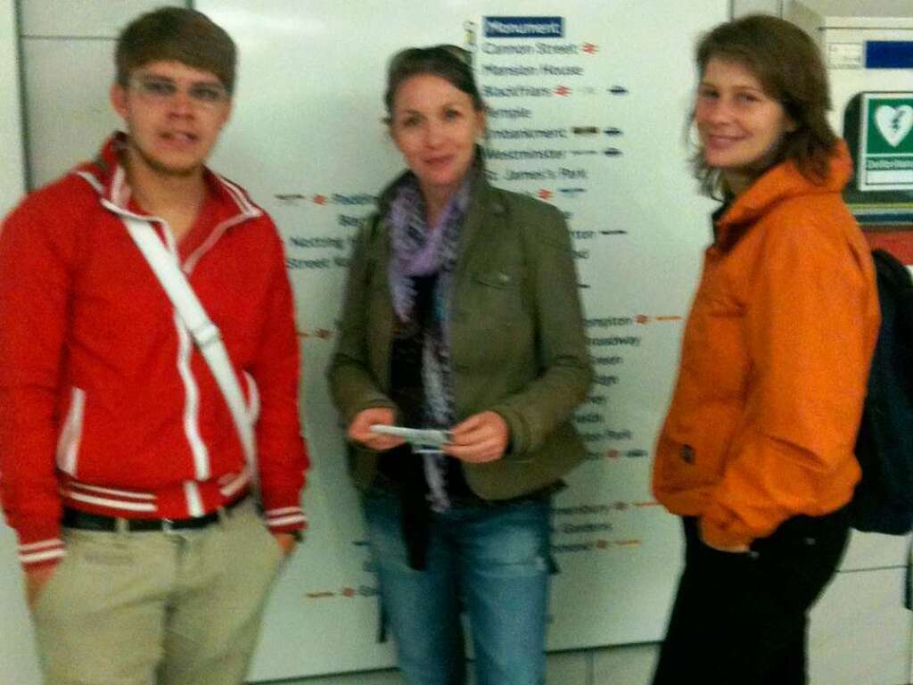 Wo geht es lang? Sascha, Birgit und Anja  suchen sich ihren Weg durch den U-Bahn-Dschungel von London.