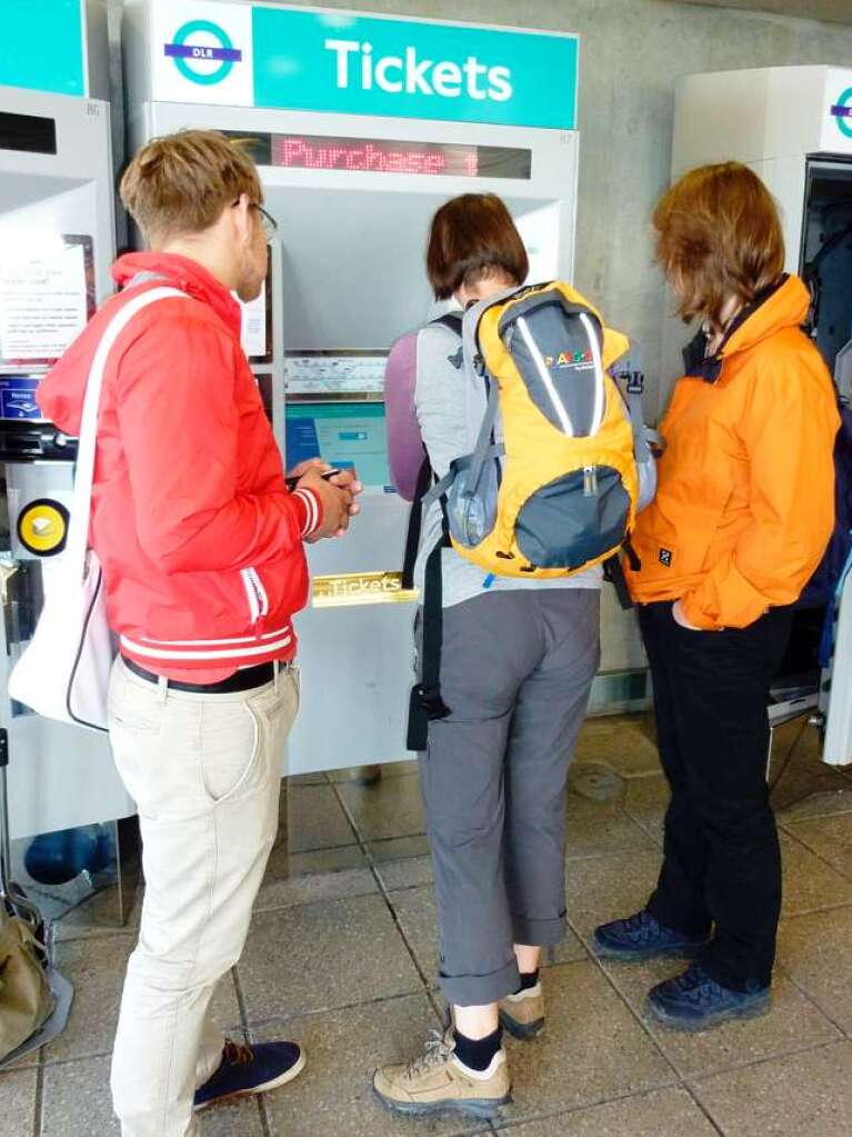 Ticket to ride: Am City Airport besorgen wir uns ganz easy am Automat die Travelcards. Die Anleitung ist sogar auf Deutsch : -)