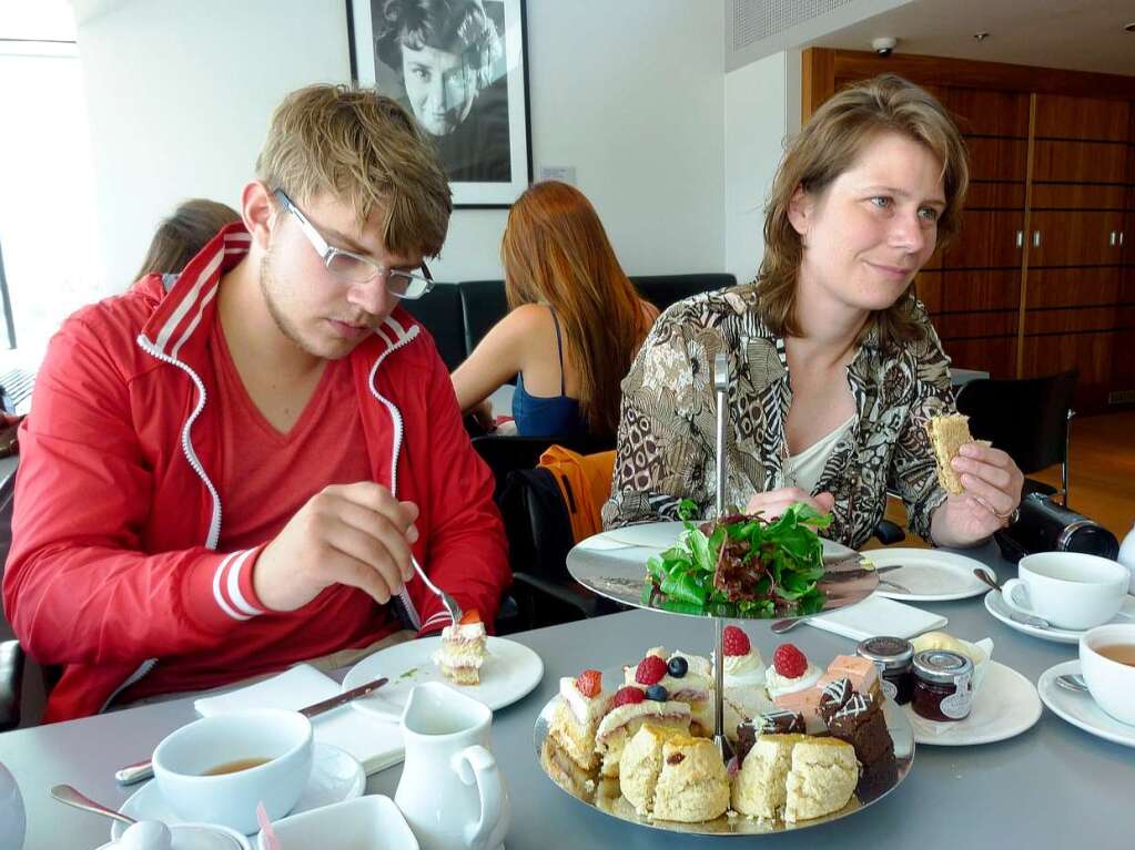 Sascha und Anja genieen neben dem Ausblick aus dem Restaurant  der National Portrait Gallery auch den Afternoon Tea.