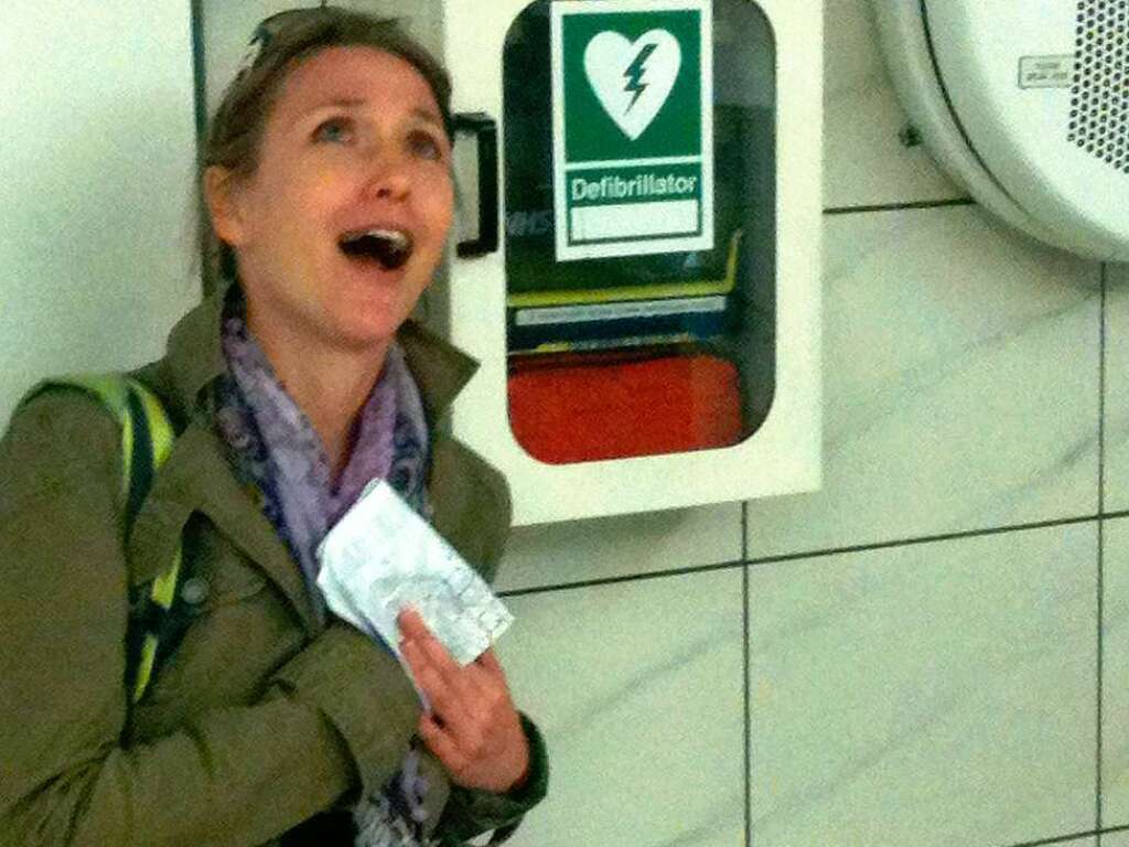 No panic: Birgit ist schon ganz aufgeregt, aber der Defibrillator  hngt fr den Notfall schon in der U-Bahn.