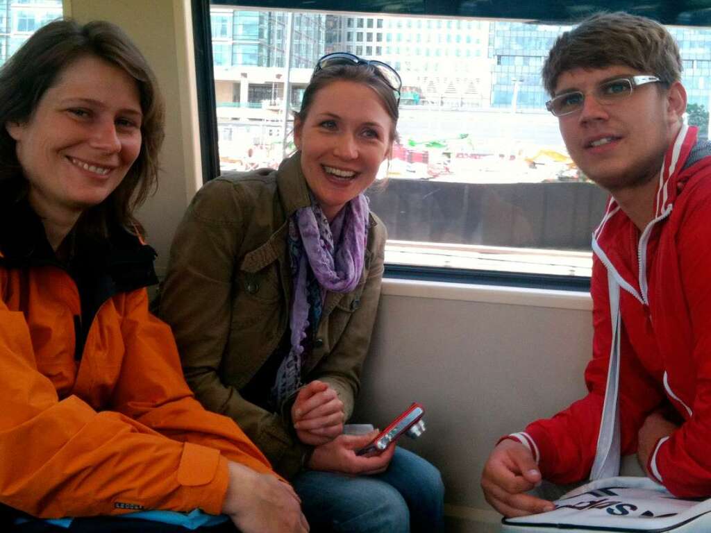 Wir sind vom Flugzeug auf die Tube umgestiegen: Anja, Birgit und Sascha in der U-Bahn Richtung London City.