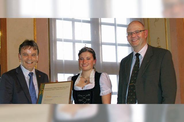 Der Geschäftsführer des Winzerhauses, Heinrich Männle, erhielt die Auszeichnung aus den Händen von Bodensee-Weinprinzessin Magdalena Malin und Jürgen Dietrich, Vorsitzender des Vereins Bodenseewein e.V.