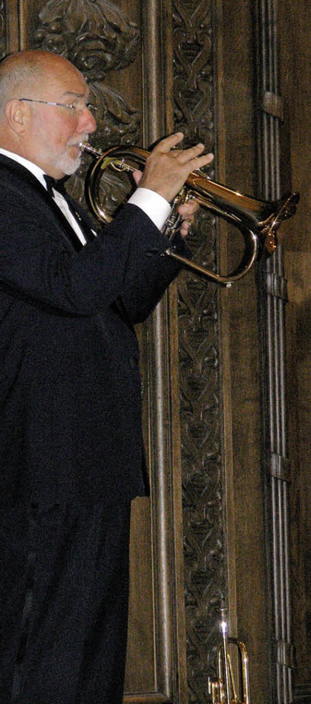 Der Schweizer Trompeter Claude Rippas ... vor, indem er durch den Dom wanderte.  | Foto: Margrit Matyscak