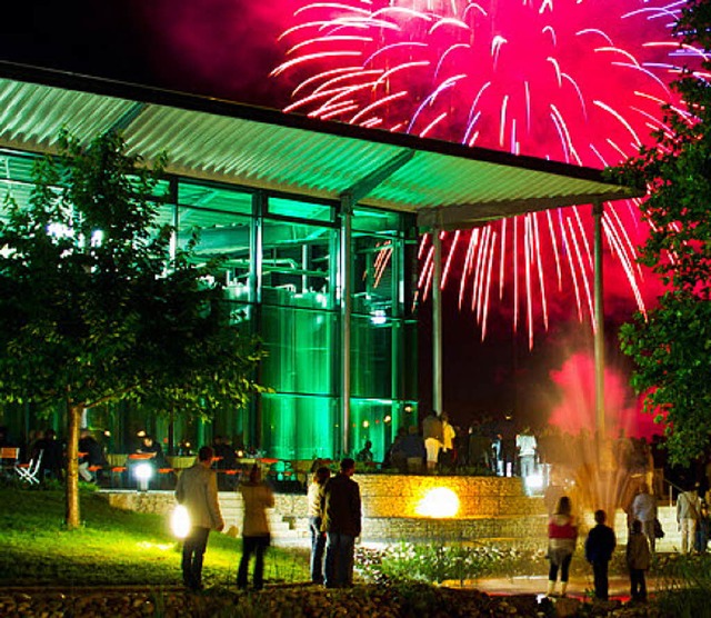 Zum Sektfestival gehrt stets ein Feuerwerk.   | Foto: bezirkskellerei