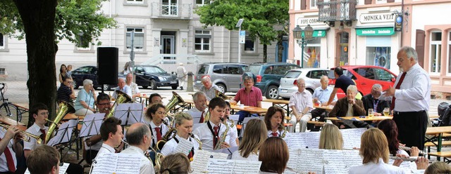 Unter den Linden: Die Stadtmusik bei ihrem Open-Air-Konzert auf dem Marktplatz   | Foto: anja bertsch