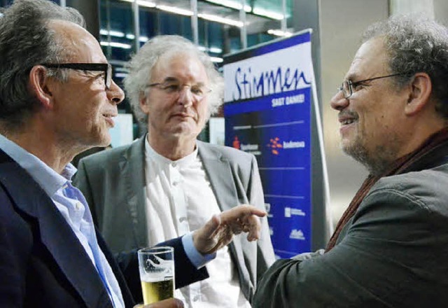 Helmut Brgel (Mitte) nach der &#8222;...chel Godard, dem Knstler des Abends.   | Foto: Barbara Ruda