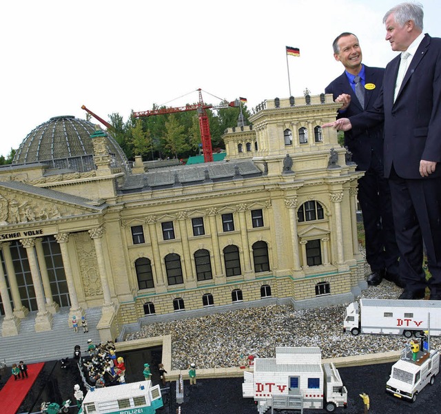 Horst Seehofer besichtigt am Donnersta...d ein Modell des Berliner Reichstags.   | Foto: dpa