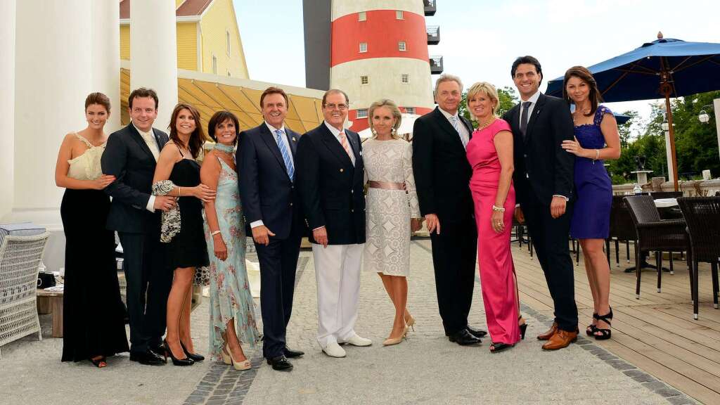 Sir Roger Moore mit Ehefrau Kristina Tholstrup und der Familie Mack vor dem Leuchtturm des Hotels Bell Rock.