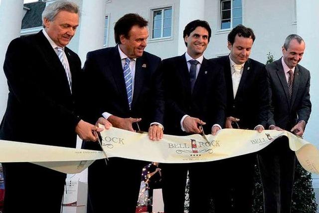 Roger Moore eröffnet das neue Bell Rock-Hotel im Europa-Park