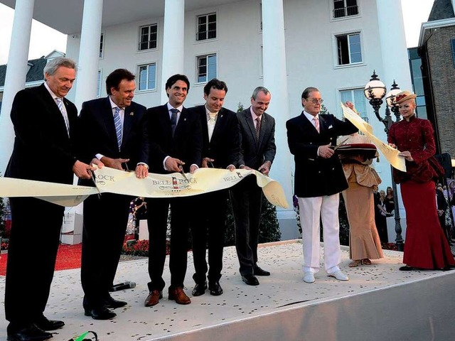 Feierlicher Moment: Roger (rechts) Moo...t der Familie Mack das Hotel Bell Rock  | Foto: Europa-Park