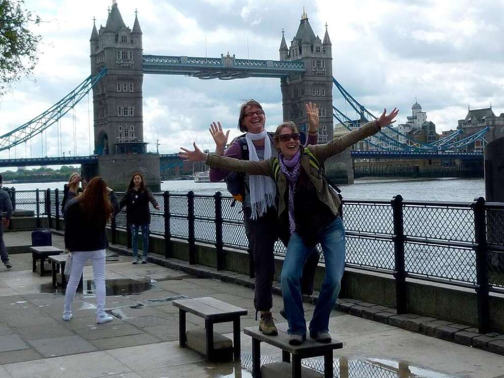 Vorher: Die Tower Bridge noch ohne Dekoration, aber mit zwei crazy Touristinnen.