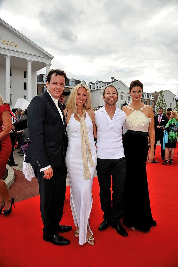 Der Schweizer Popstar DJ Bobo mit Michael Mack und den Ehefrauen.