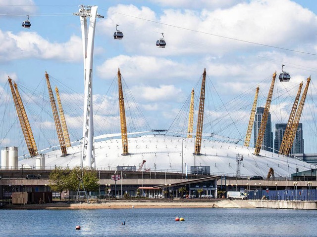 Seilbahn zu den Ringen &#8211; die &#8...na, die sich ansonsten O2-Arena nennt.  | Foto: dapd