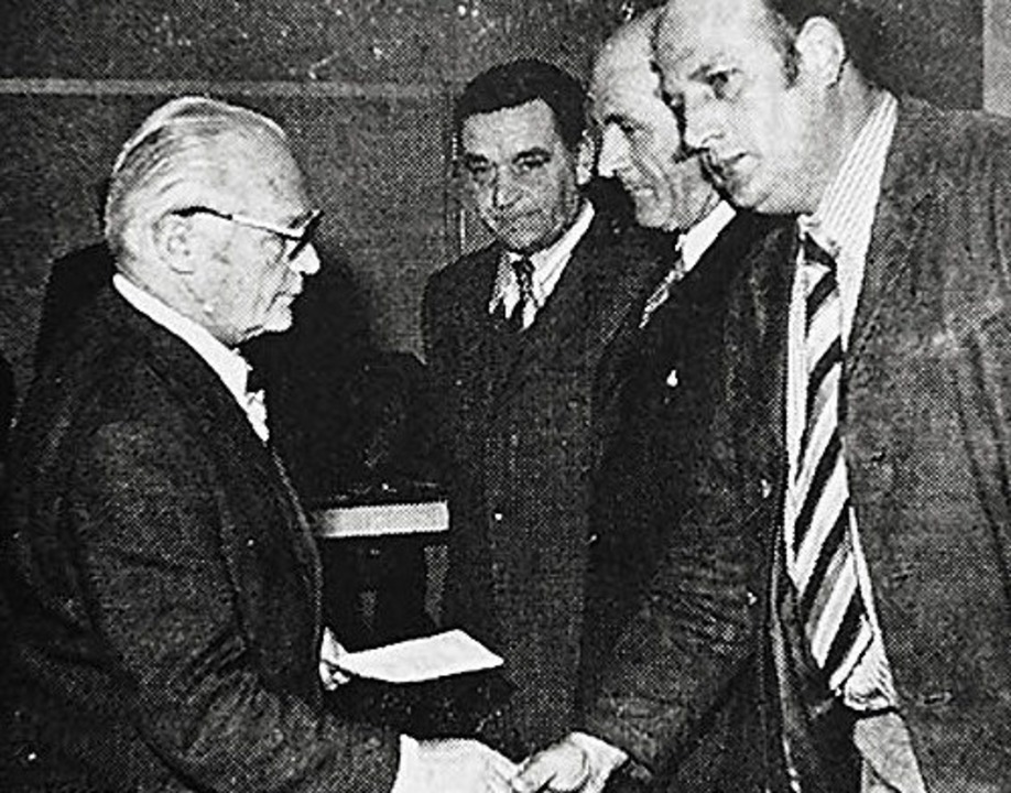 Ernst Ehret verpflichtet die letzten D...ermann und Hermann Burg (von rechts).   | Foto: Repros:bnh