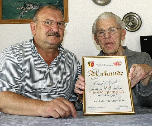 Der  TuS-Vorsitzende  Volkhardt Hann (...e  treue Mitgliedschaft eine  Urkunde   | Foto: privat