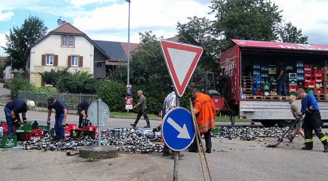 Scherben auf der Strae:  Die Feuerweh...rbrochene Glasflaschen  zu beseitigen.  | Foto: Feuerwehr