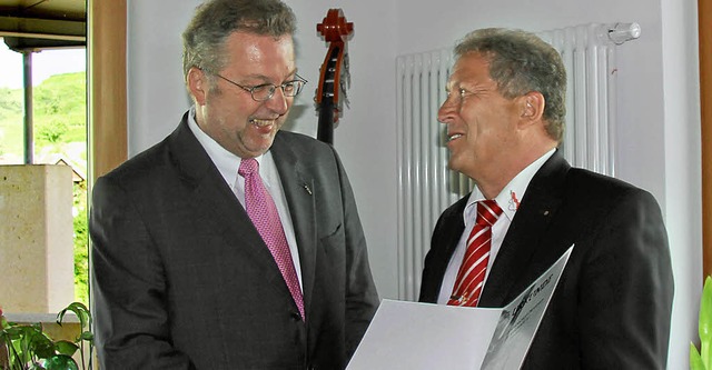 Wolf-Helmut Sieg (links), Botschafter ...Hofschneider die Nominierungsurkunde.   | Foto: Herbert Trogus