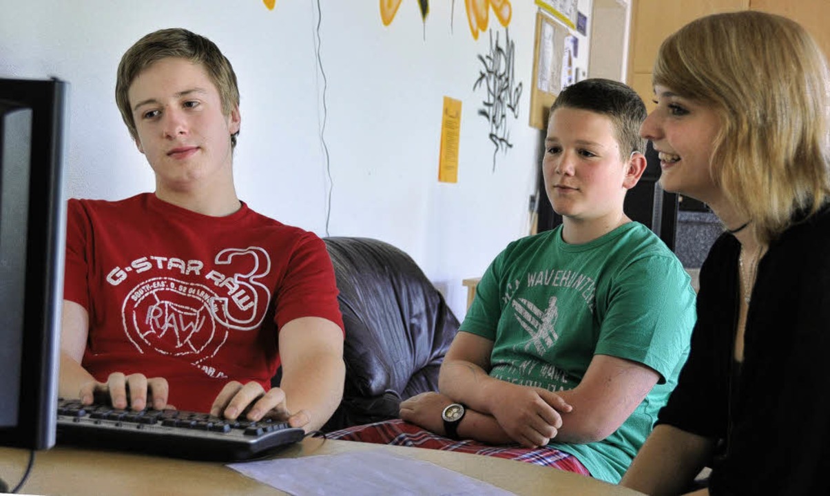 Jonas, Lukas und Sophia (von links) kennen sich beim Surfen im Netz gut aus.   | Foto: Jacqueline Grundig