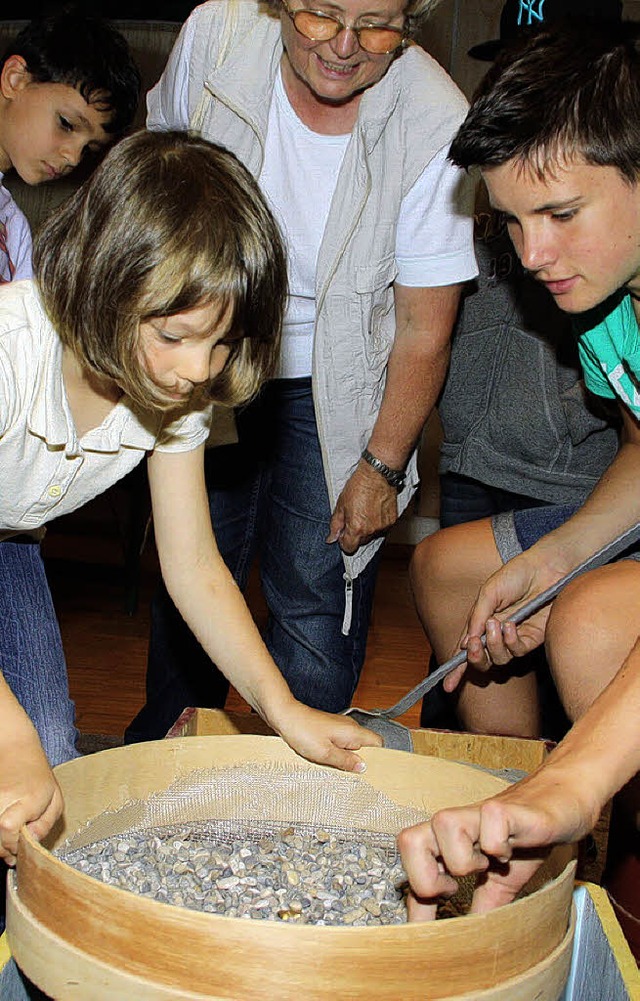 Sogar Goldschrfen konnten die Kinder ...en Freitags in der Wehrer Stadthalle.   | Foto: Jrn Kerckhoff