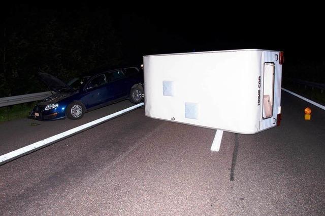 Wohnwagen auf der A5 umgekippt