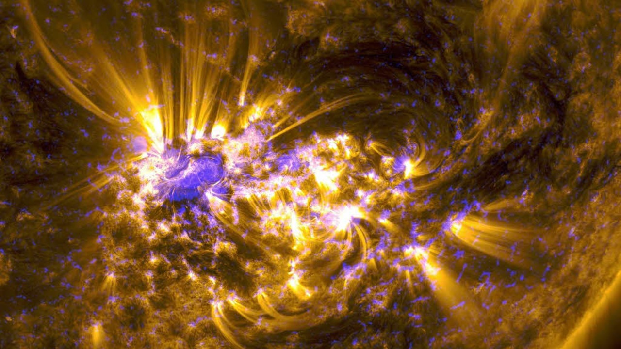 Das Handout des Solar Dynamics Observa...lometer entfernten Sonne begonnen hat.  | Foto: dpa