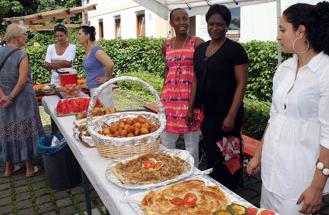Asylbewerberinnen aus der Gemeinschaft...ternationales Buffet beim Sommerfest.   | Foto: Silke Tebel-Haas