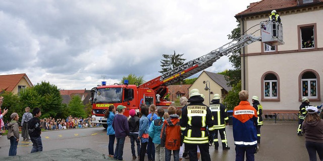 Bei der gestrigen  Feuerwehrbung in A... man sagen: Hurra, die Schule brennt.   | Foto: Sigrid Umiger