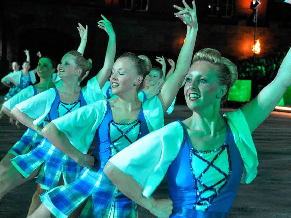 Tänzerinnen aus Schottland zaubern Highland-Atmosphäre in die Arena.  | Foto: Daniel Gramespacher
