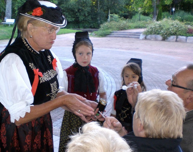 Der beim Brauchtumsabend des Heimatver...onig darf probiert werden. Monika Warm  | Foto: Monika Warm