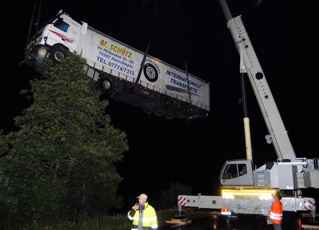 Schwieriges Unterfangen: Mit zwei Krn...er auf der B&#8197;31 gehoben werden.   | Foto: Kamera 24