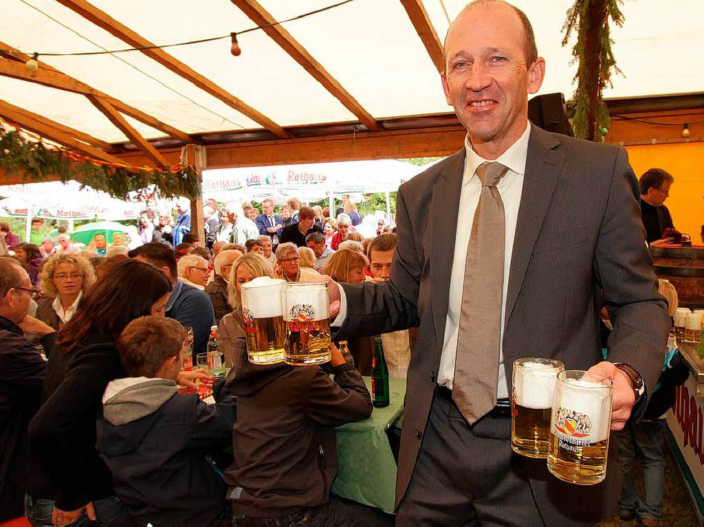 Grafenhausens Brgermeister Christian Behringer half beim Verteilen des von der Rothaus Brauerei gestifteten Freibieres.