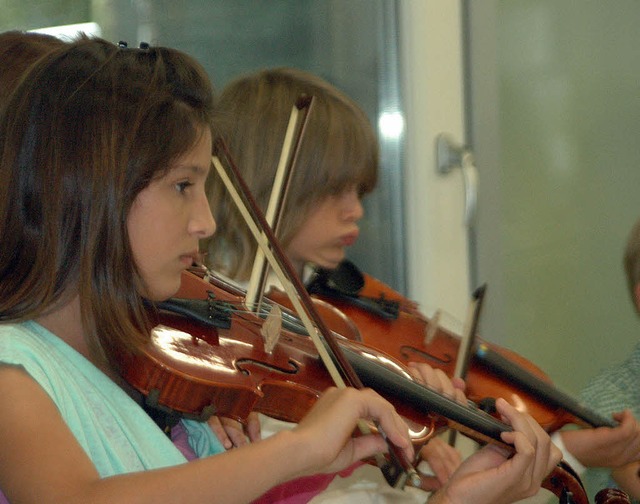 Die jungen Musiker des Streicherensemb...schule zeigten sich hochkonzentriert.   | Foto: Leony Stabla