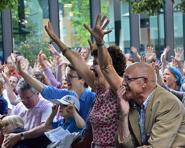 Mittendrin statt nur Organisatorin: Fr...m letzten &#8222;Lrrach singt&#8220;.  | Foto: Barbara Ruda