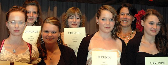 Fr ihre guten schulischen Leistungen ...er,  Julia Fait und Leonie Allgaier.   | Foto: Christiane Sahli