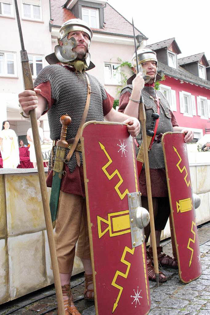 Zwei Legionre halten Wache vor dem Kolosseum .